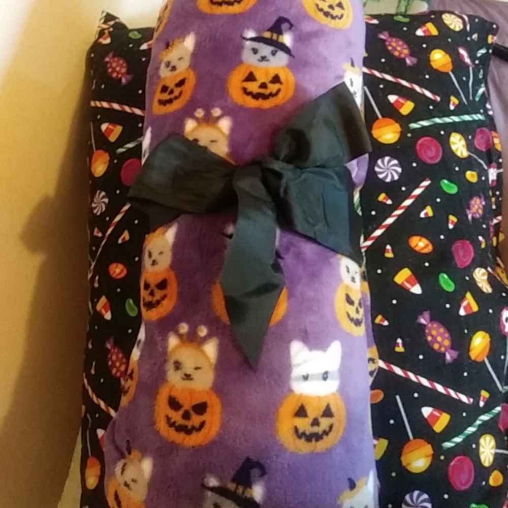 Plush throw blanket